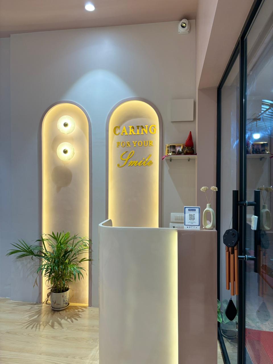 Reception and waiting area at La Pearl, a dental clinic in CBD Belapur, Navi Mumbai